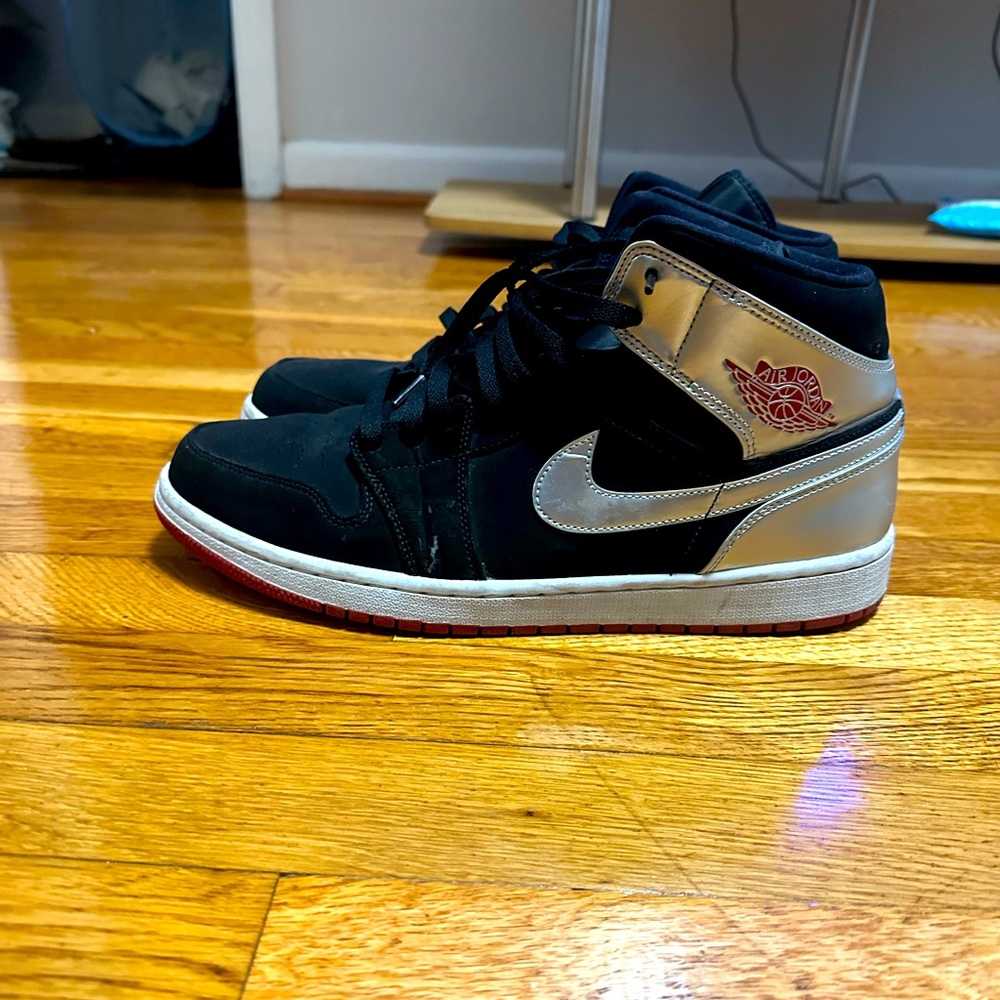 Nike Air Jordan 1 Mid Johnny Kilroy Men's Size 11 Black Silver 554724-057.